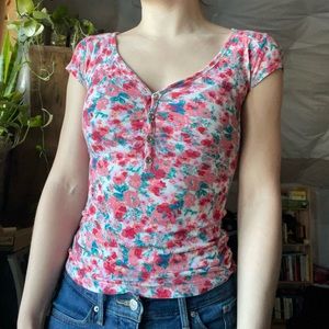 Candie’s Floral V neck T shirt for women, women’s cute xs t-shirt, Summer shirt